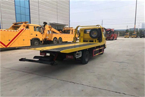 雨城非事故拖车